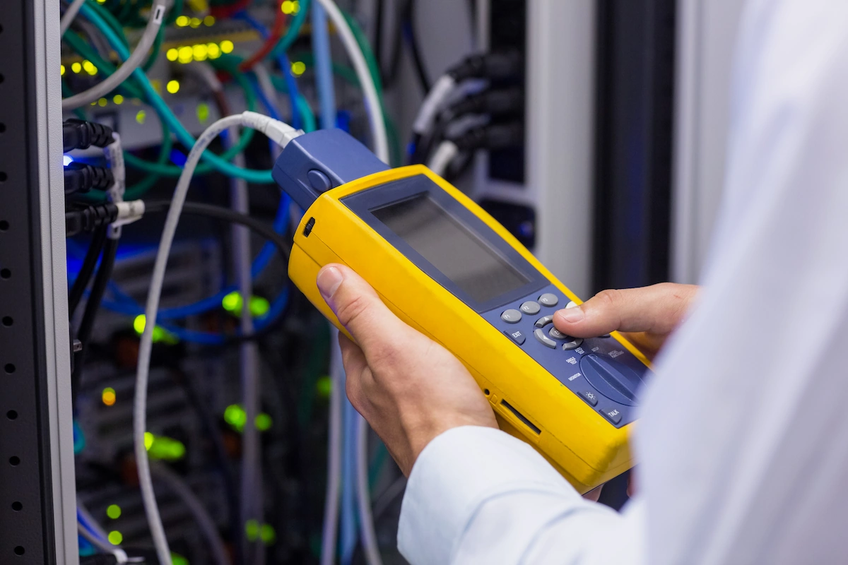 seorang teknisi menggunakan analyzer digital
