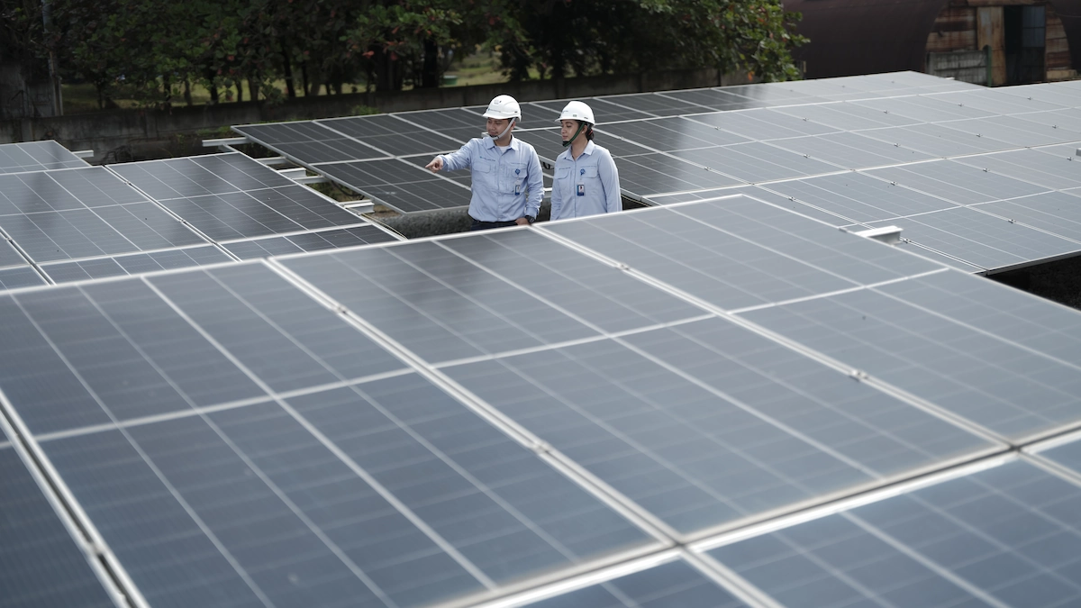 dua karyawan KCE sedang memantau kinerja panel surya